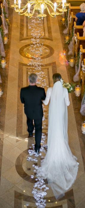 Suknia ślubna z trenem