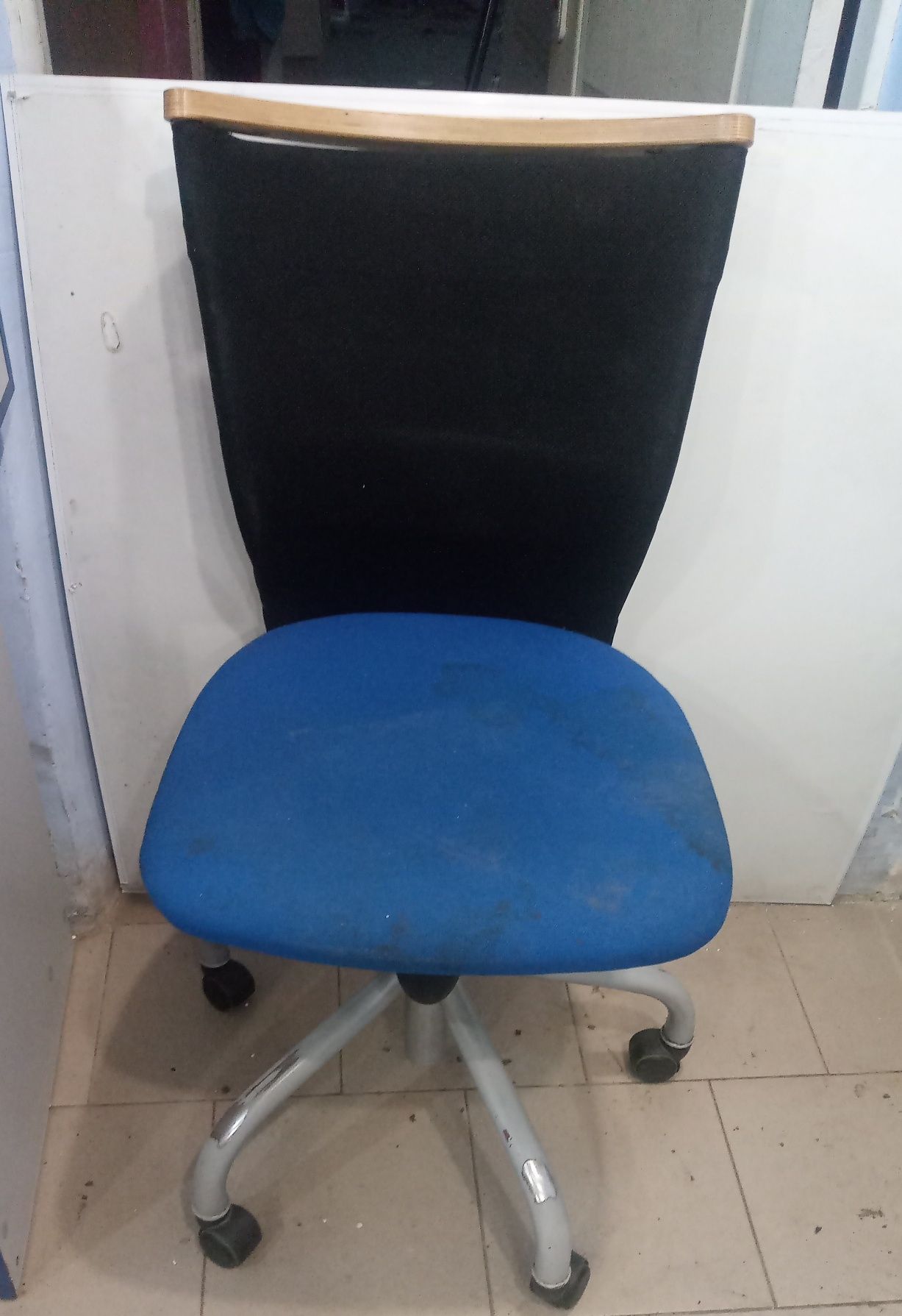 Офисные кресла -стул на металлическим каркасом и креставиной