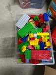 Caixa de Legos, tampa serve de base. Original.