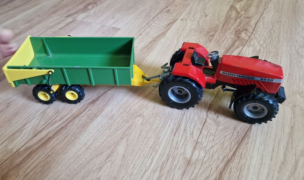 Siku 1:32 Traktor Massey Ferguson + przyczepa