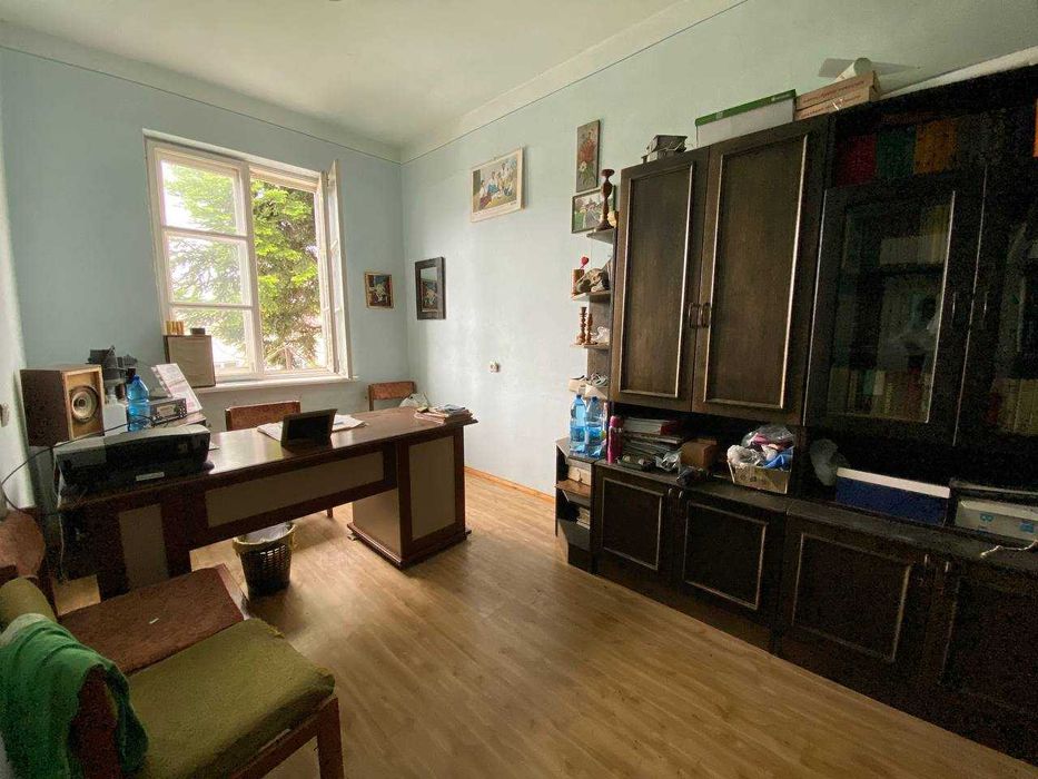 Приміщення 1230 м2 та земельна ділянка 0,35 га в с. Вістова