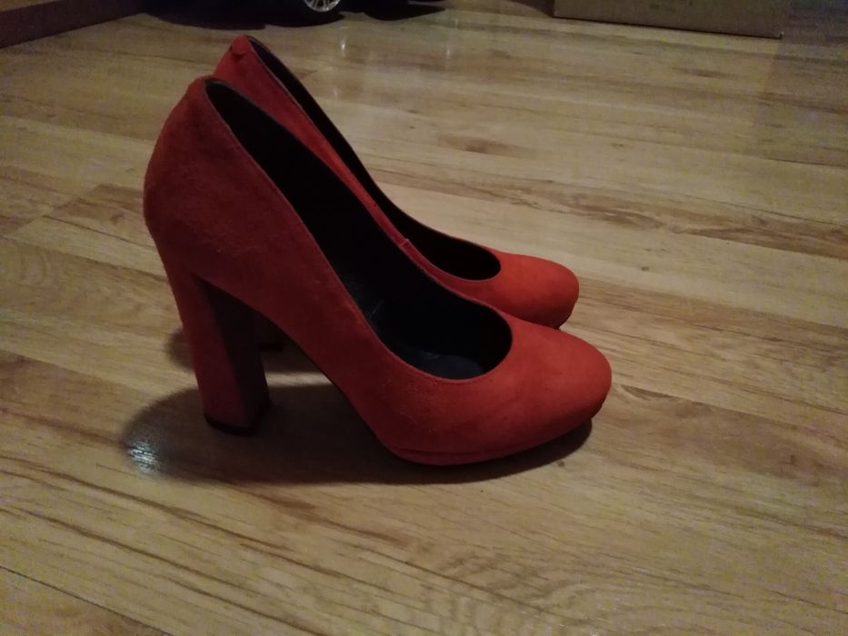 Czerwone zamszowe buty na slupku