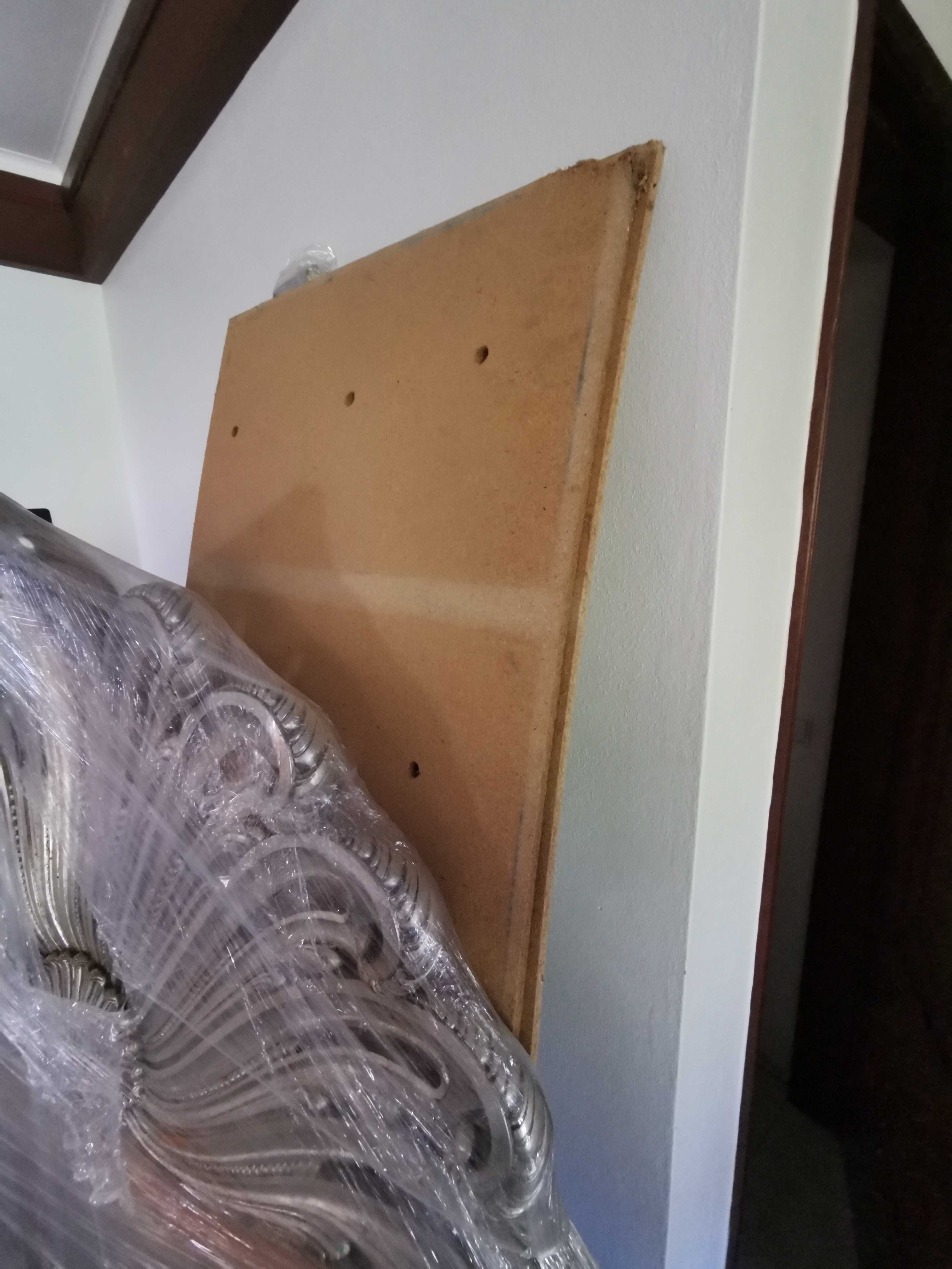Cama restaurada com folha de prata