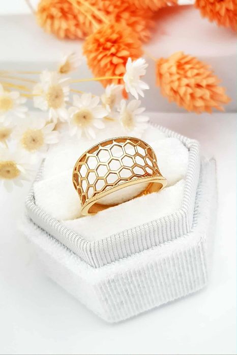 Złoty pierścionek typu obrączka