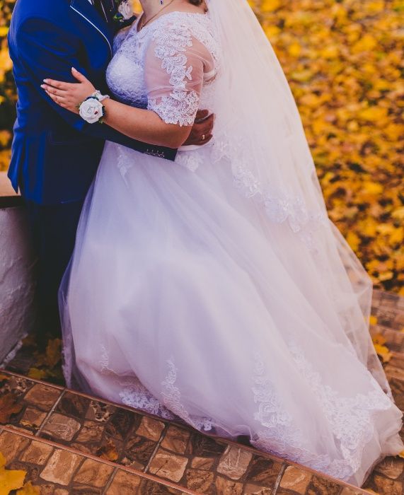Шикарна весільна сукня для пишної нареченої