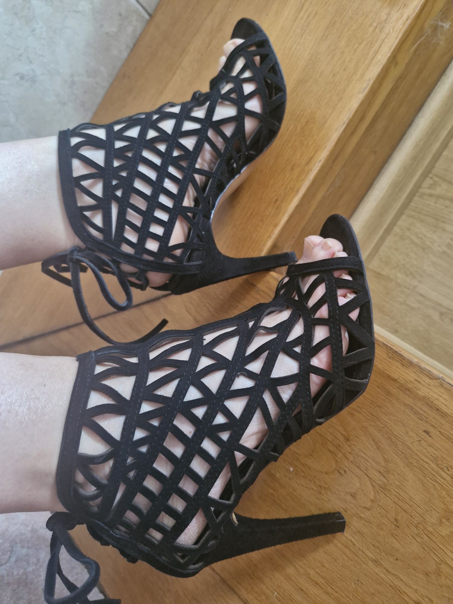 Buty damskie czarne na obcasie ażurowe Zara