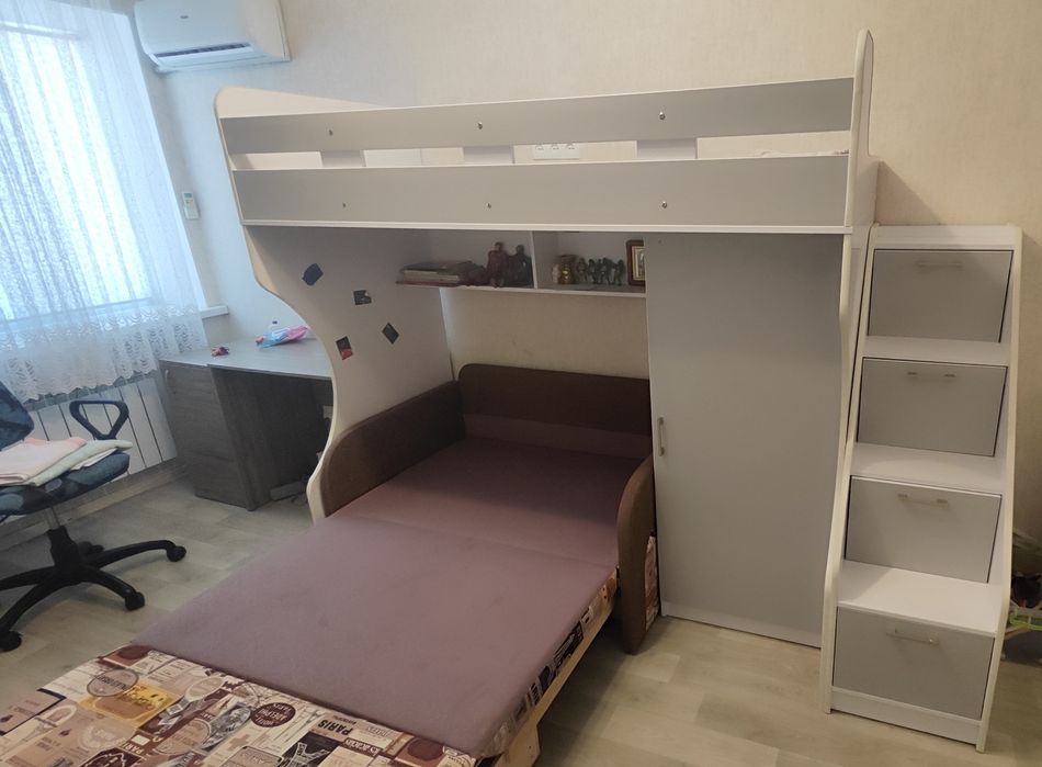 Двоярусне ліжко з диваном