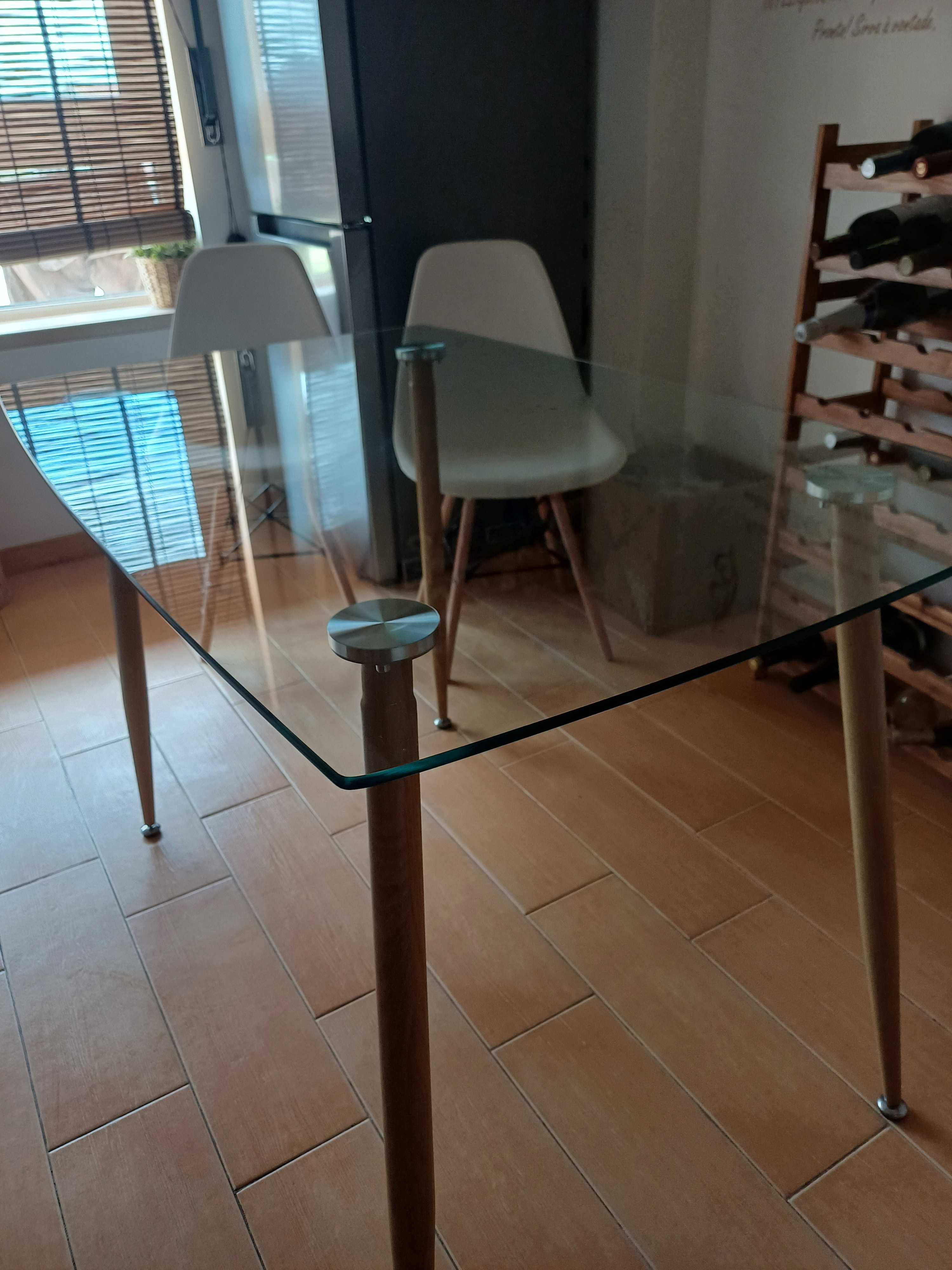 Mesa de cozinha em vidro com pés de madeira