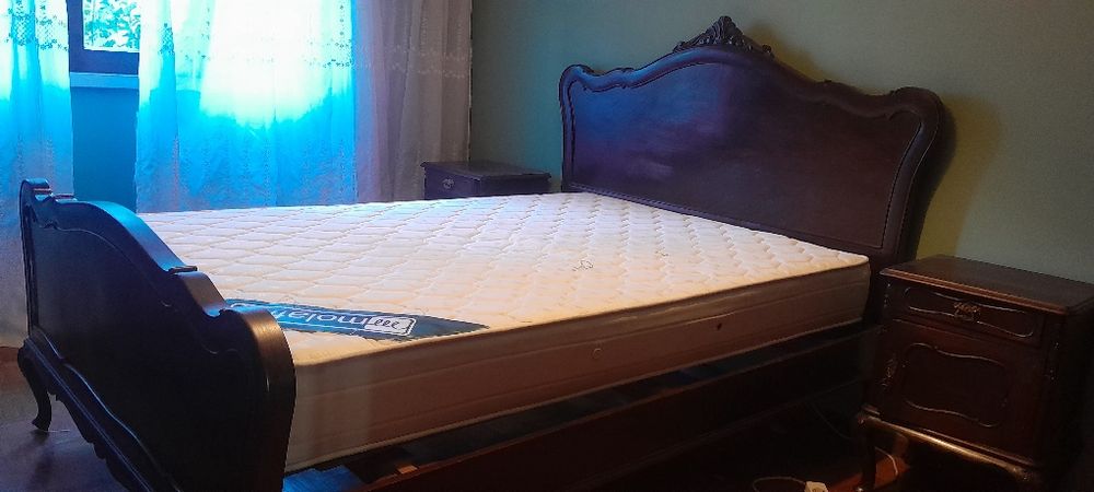 Mobilia de quarto de casal.