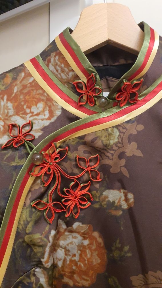 Sukienka chińska krótka kwiaty zapinana