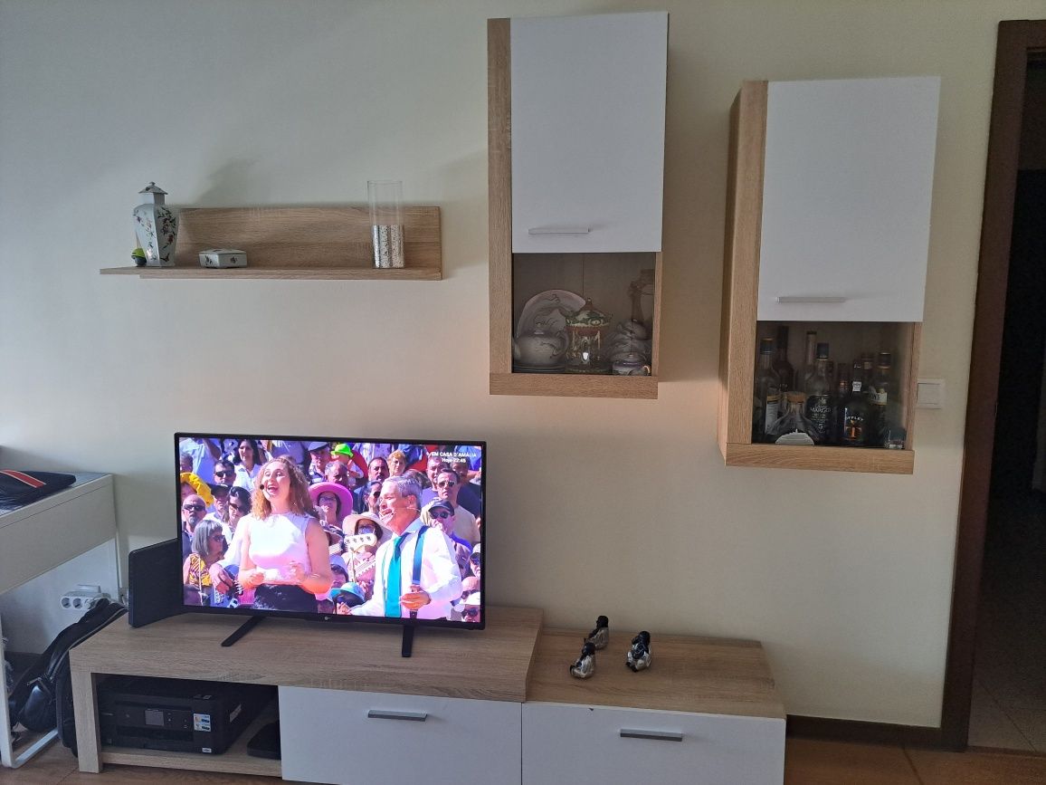 Móvel TV, com dois blocos e uma prateleira