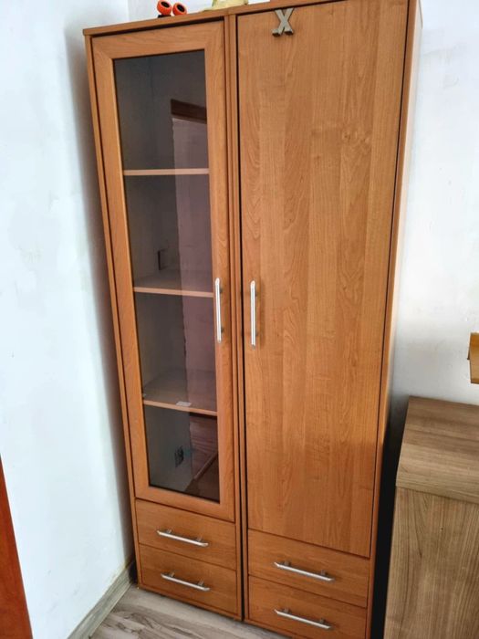 Szafa i witryna z przeszkleniem