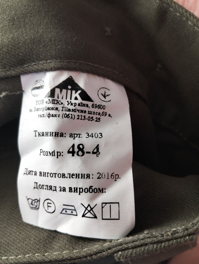 Штани кольору олива