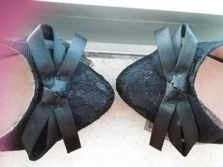 Sapatos em pele genuína e com renda