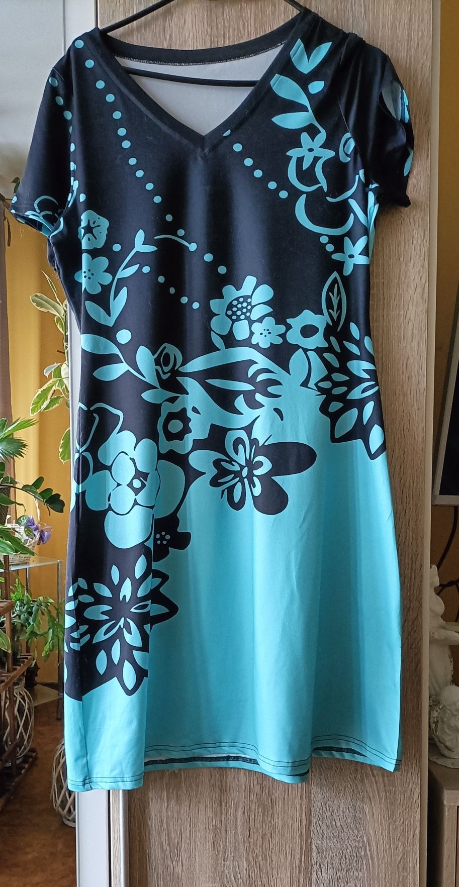 Sukienka w kolorze czarno -turkusowym.