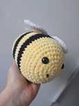 Maskotka przytulanka handmade na szydełku pszczoła