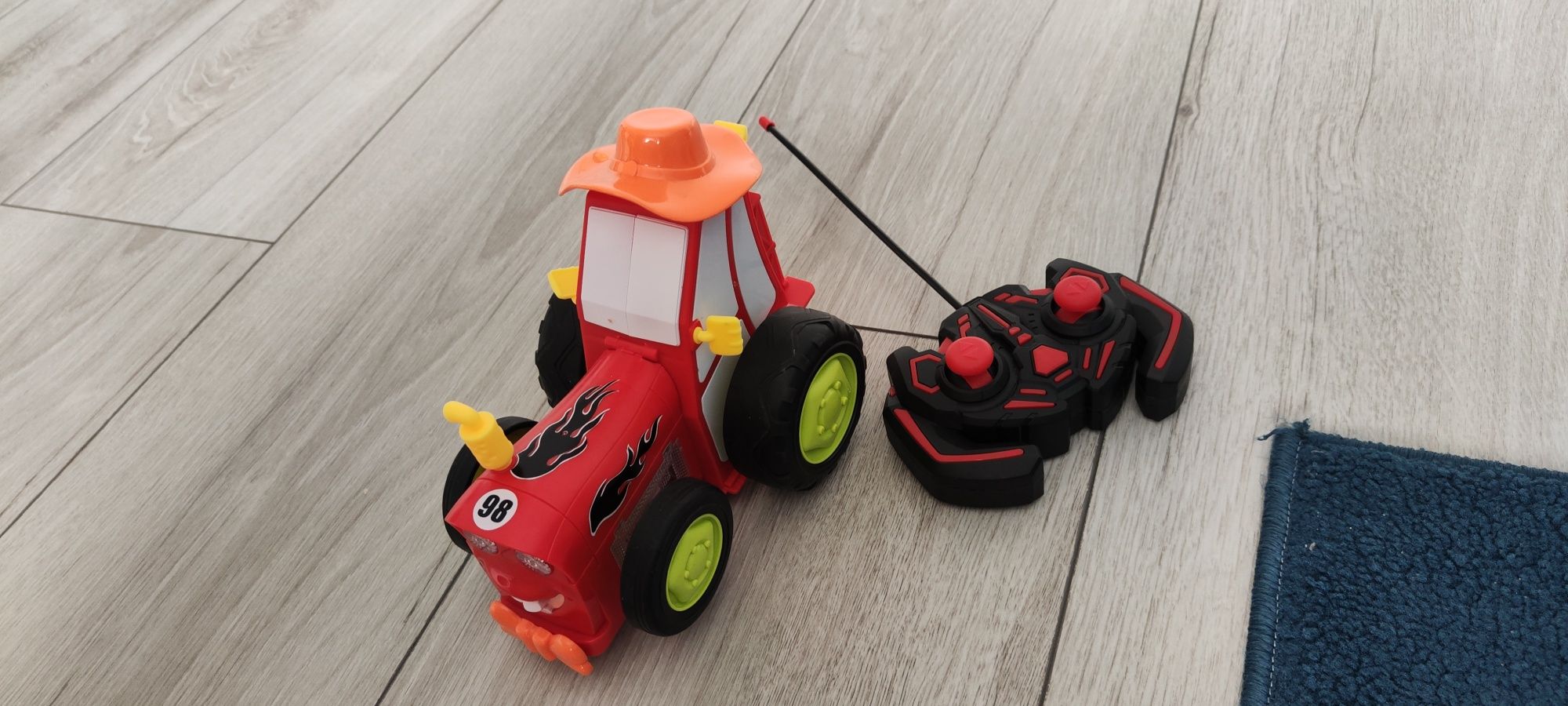 Traktor ciągnik RC skaczący tańczący
