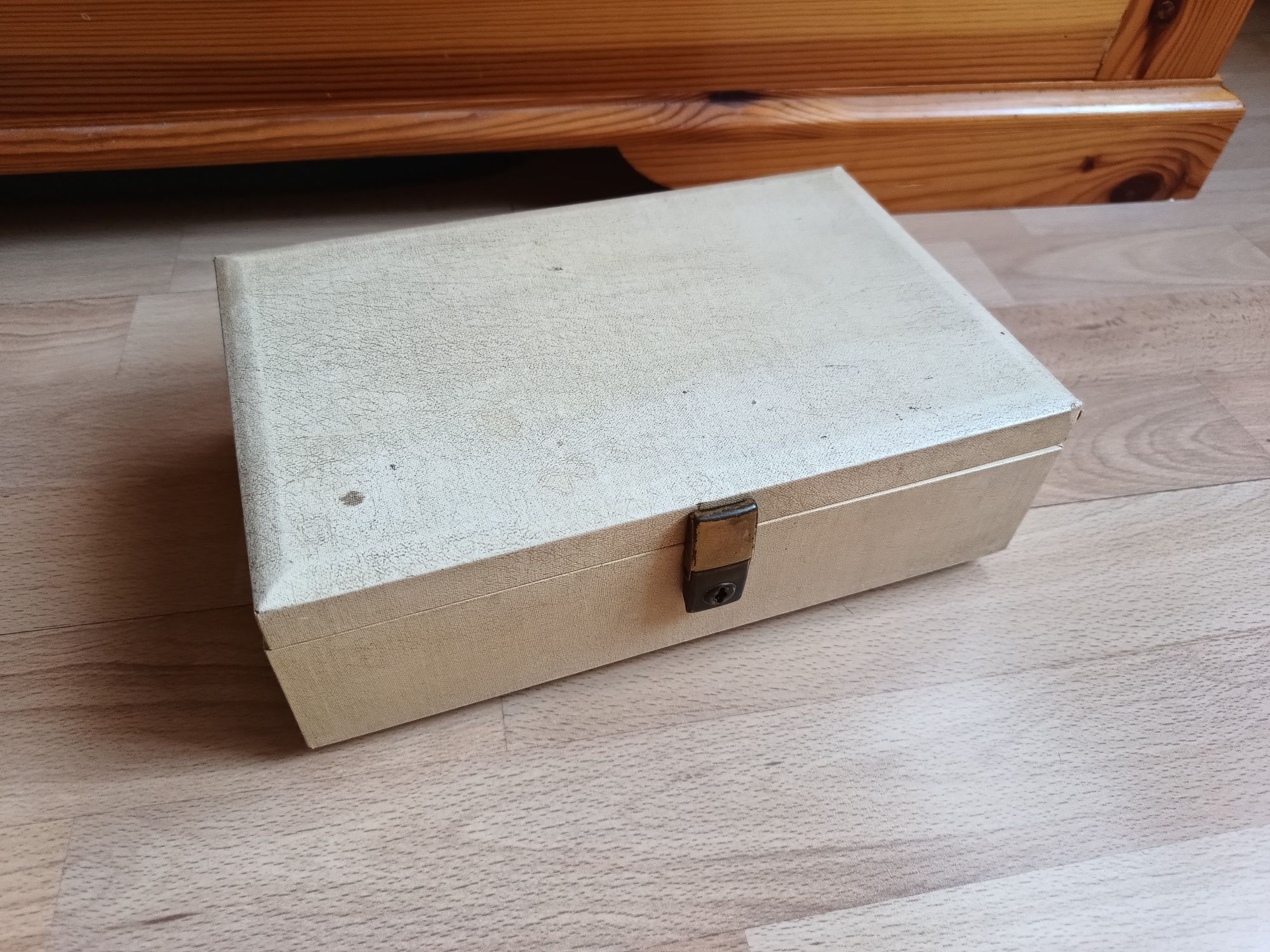 Stary kuferek na biżuterię pozytywka