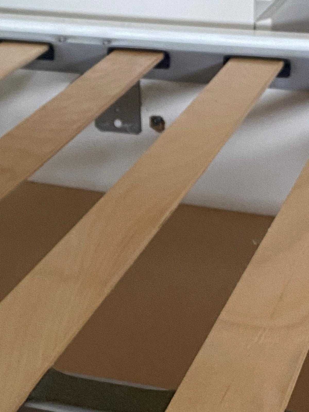 Cama de Casal com estrado incluído.