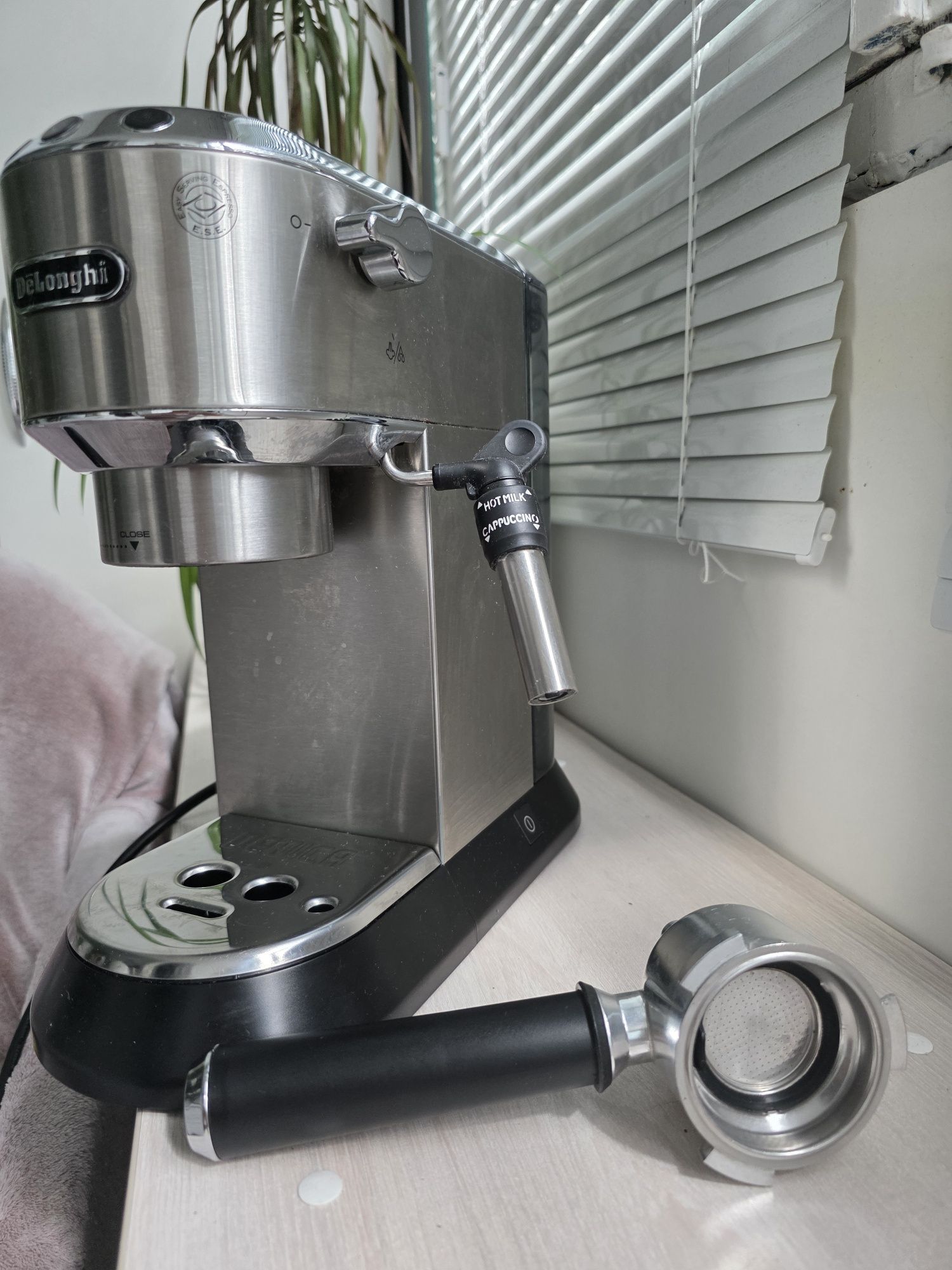 Продам Кавоварку рожкову DELONGHI Dedica EC685.M