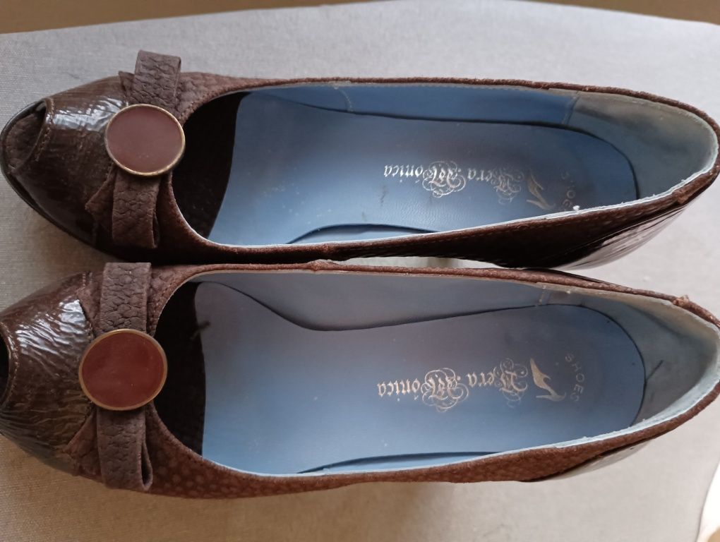 Sapatos salto alto em pele