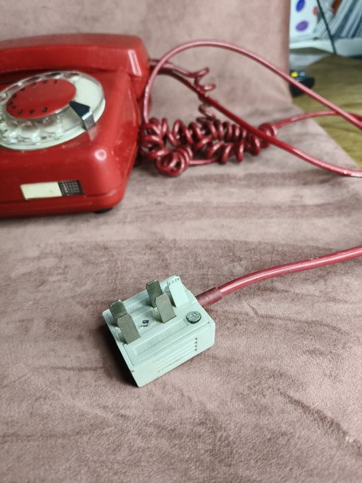 Stary telefon stacjonarny Tulipan 151