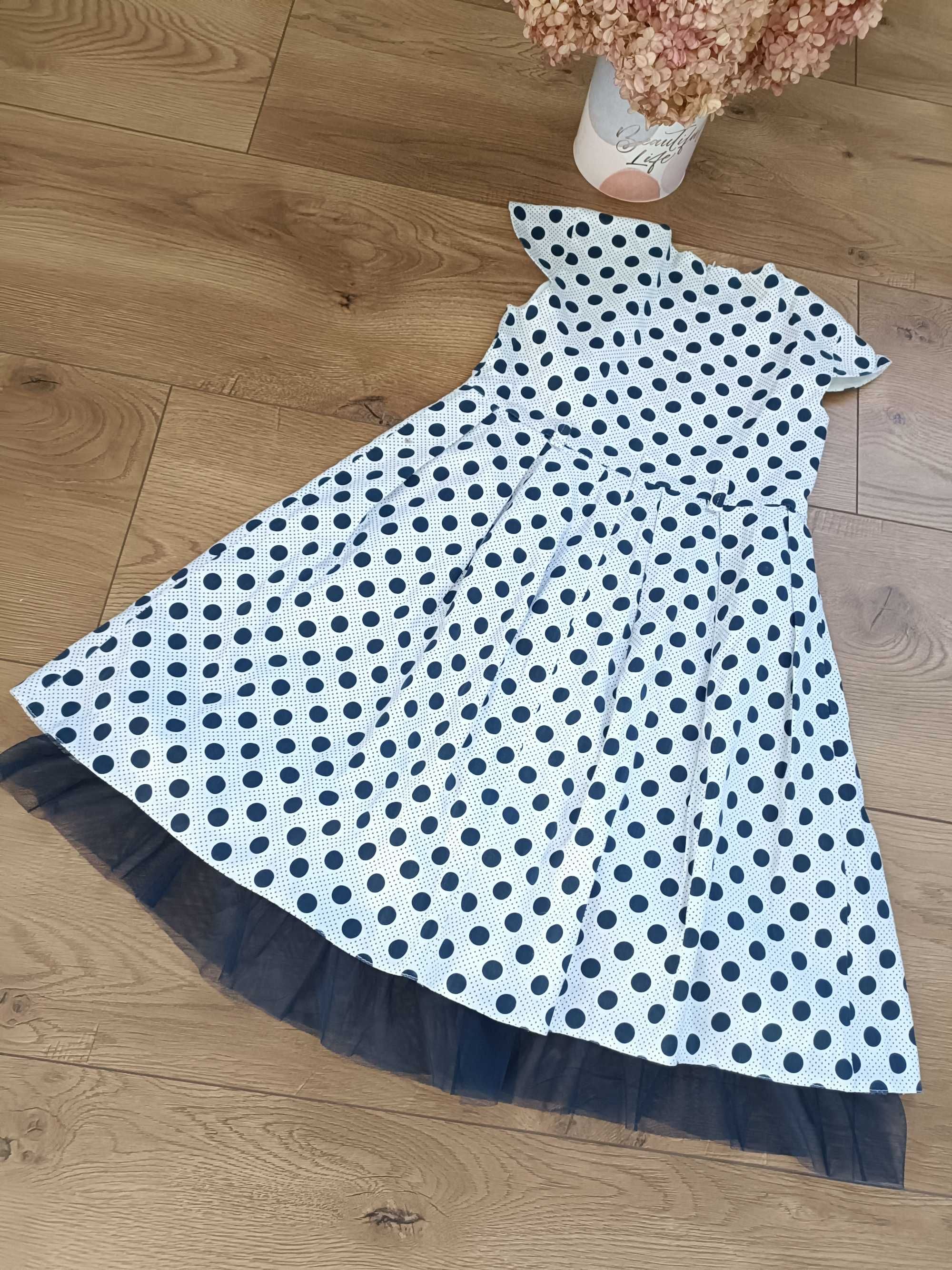 Sukienka w granatowe grochy 152
