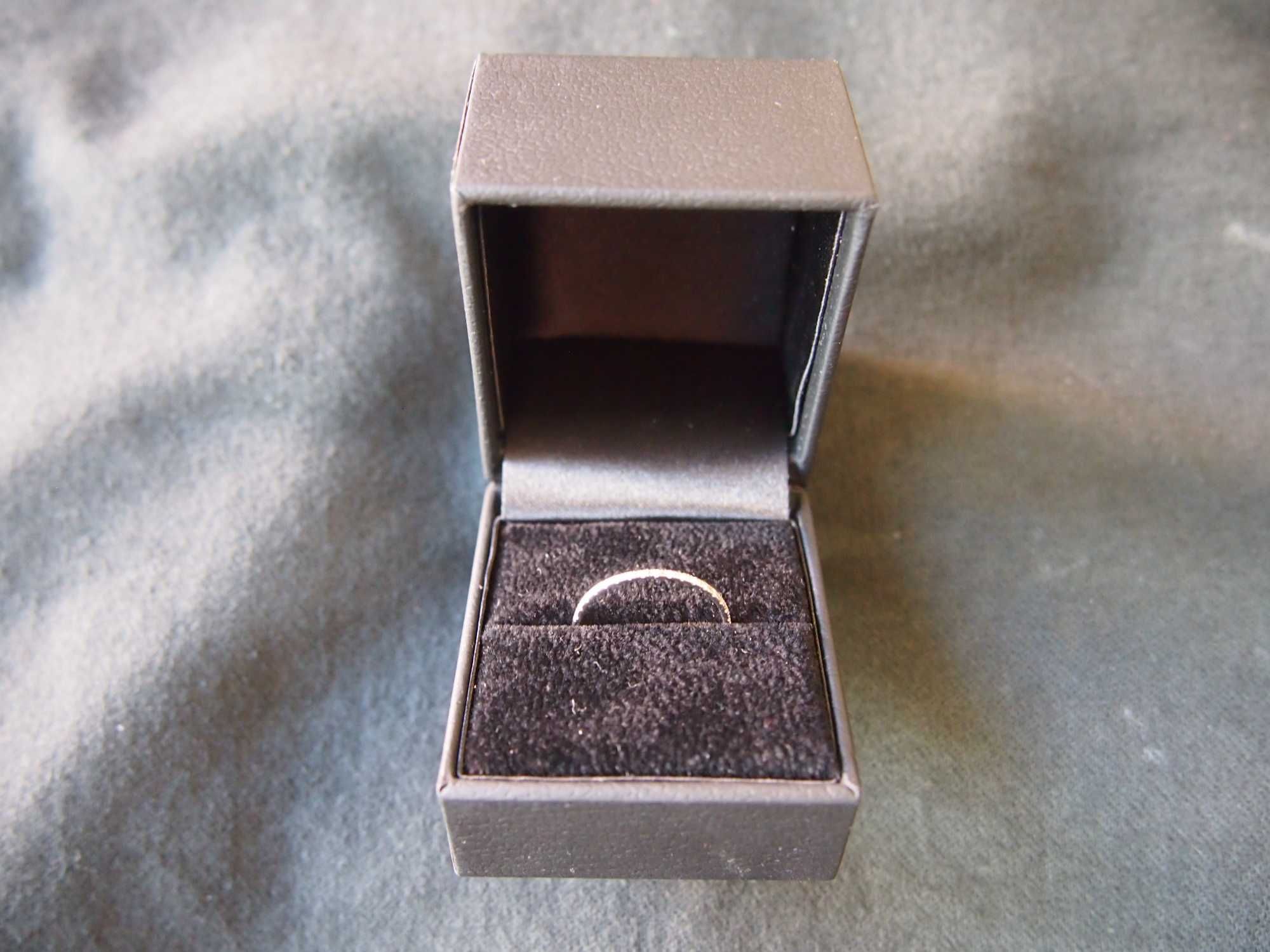 Anel de noivado - ouro branco 18k com diamantes