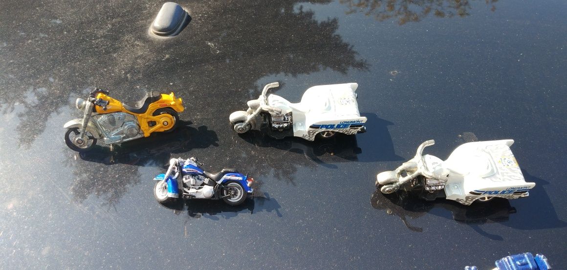 Czternaście małych metalowych modeli motocykli