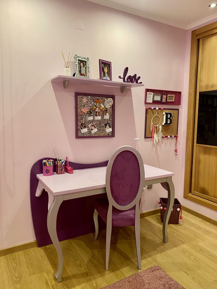 Quarto de menina com decoração e acessórios incluídos