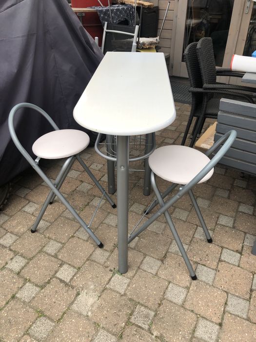 Stolik plus dwa krzesla