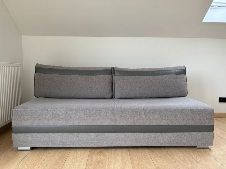 Rozkładana szara kanapa/sofa z poduszkami