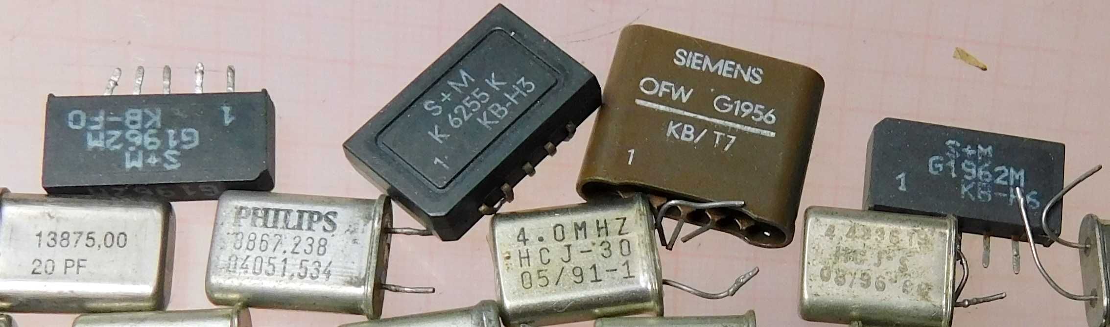 Pudełko z częściami elektronicznymi rezonator kwarcowy itp. [R1p]2