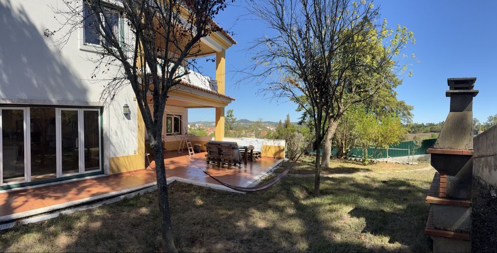 Quarto com muita luz natural disponível para arrendar