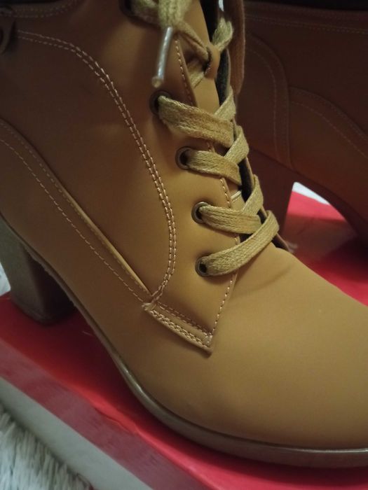 Жіночі чобітки із нубука на повну ногу