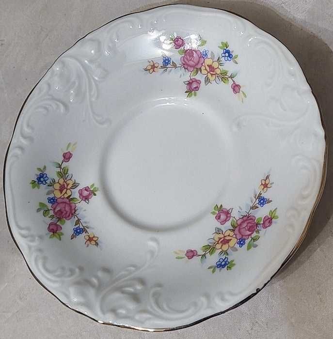 Komplet filiżanek porcelanowych plus dwie w gratisie