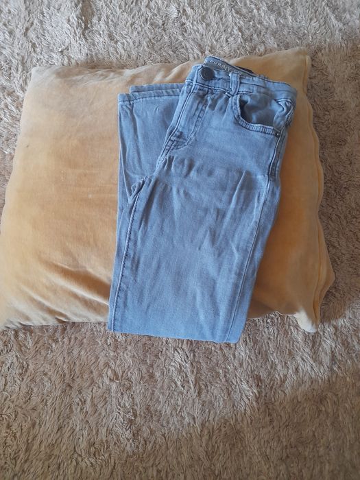 Calças de ganga de rapaz usadas em bom estado.