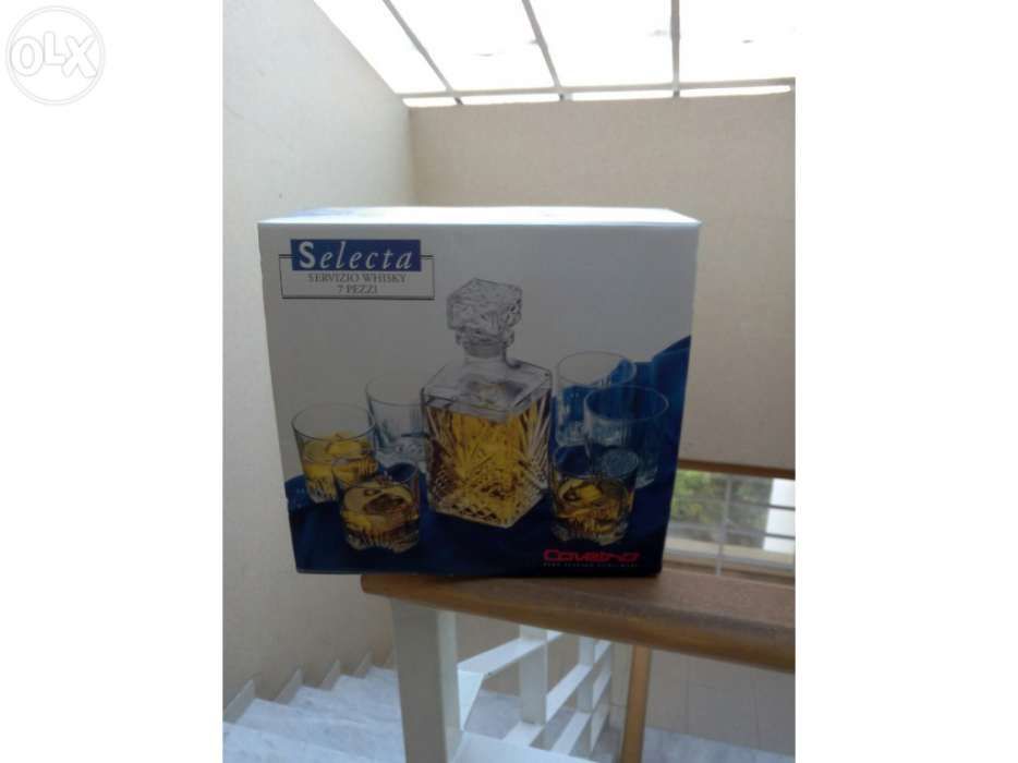 Vendo serviço de copos para o whisky