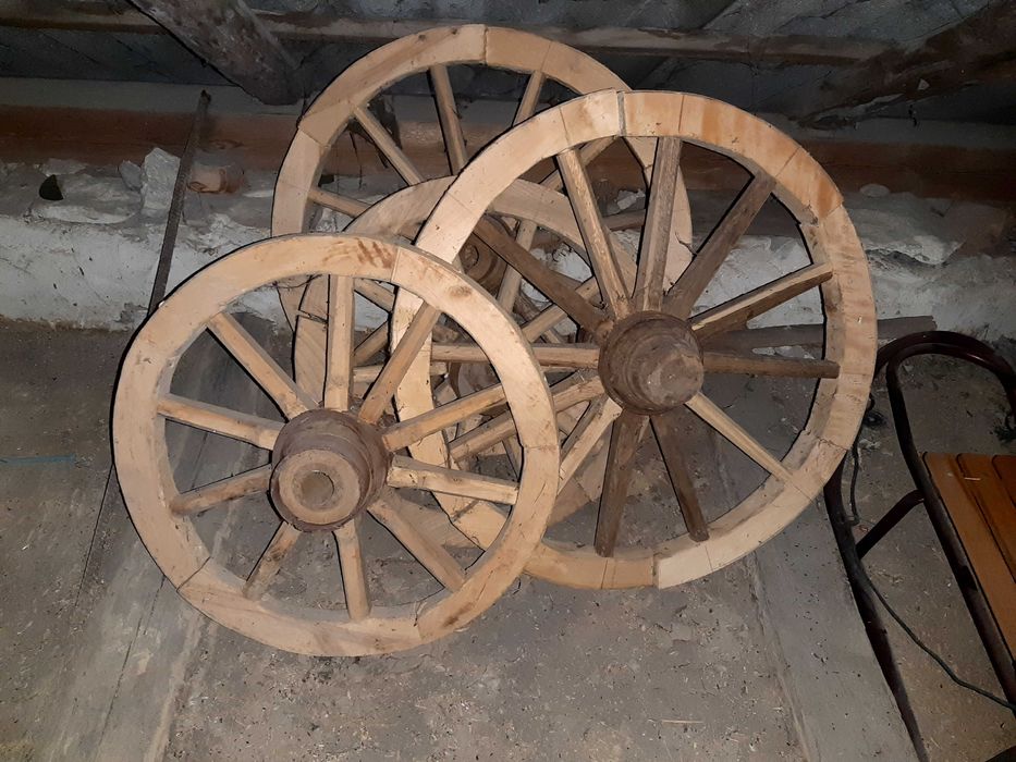 Деревянні колеса до воза нові в роботі ще не були.