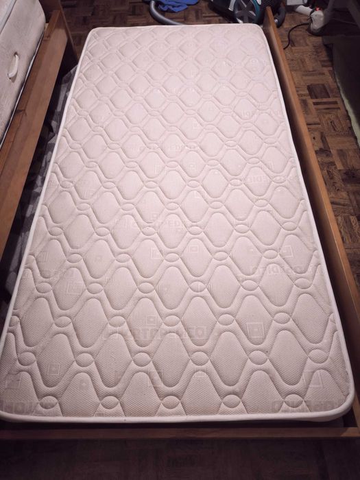 Vendo Cama com dois Colchões Ortopédicos (Bom Estado)