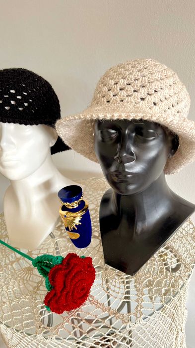 Kapelusz wiosenny szydełkowy z daszkiem – ażurowy, lekki