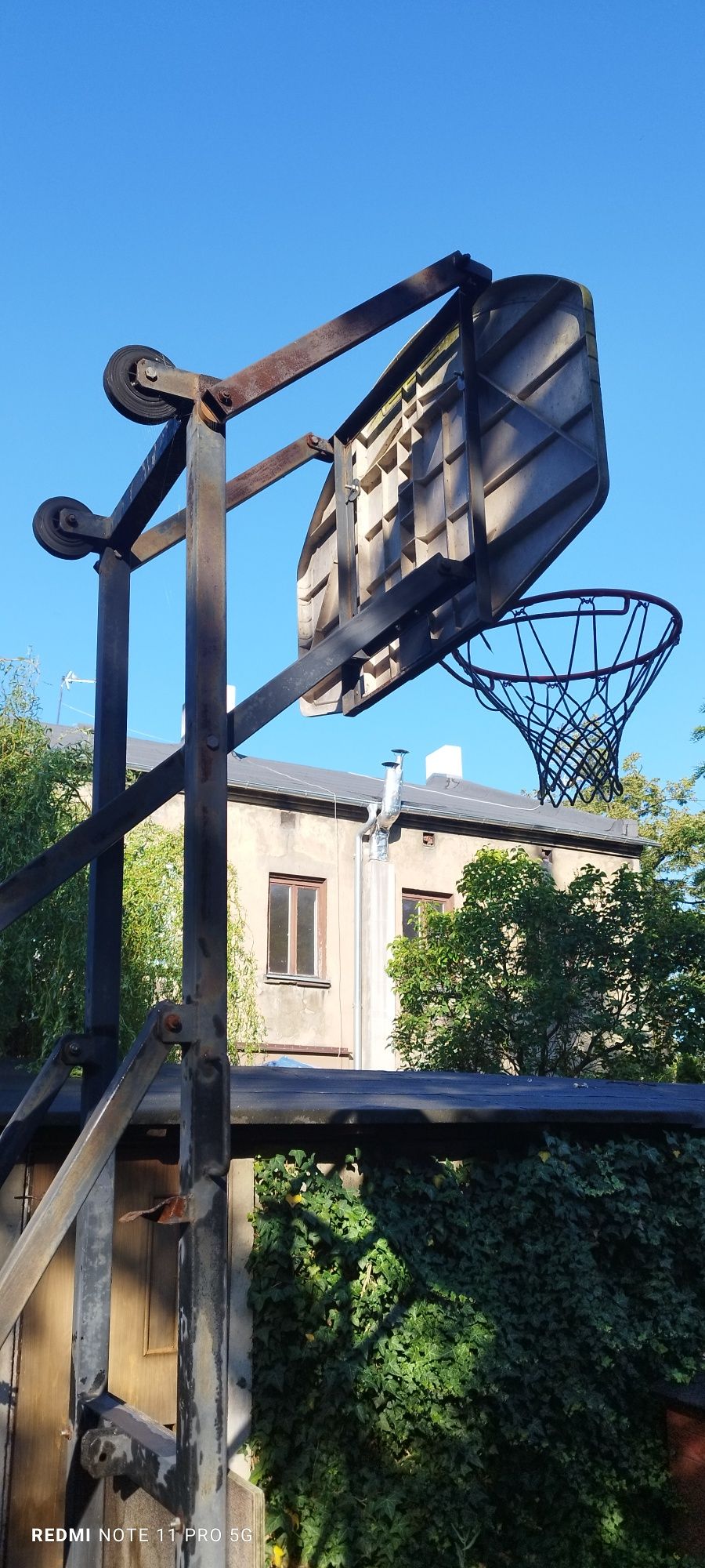 Solidny metalowy kosz do koszykowki tablica