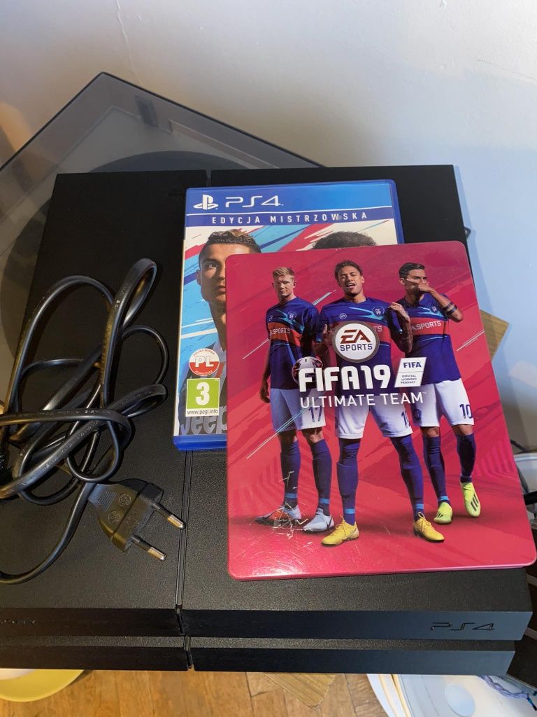 PlayStation 4 (1TB pamięci) + FIFA 19