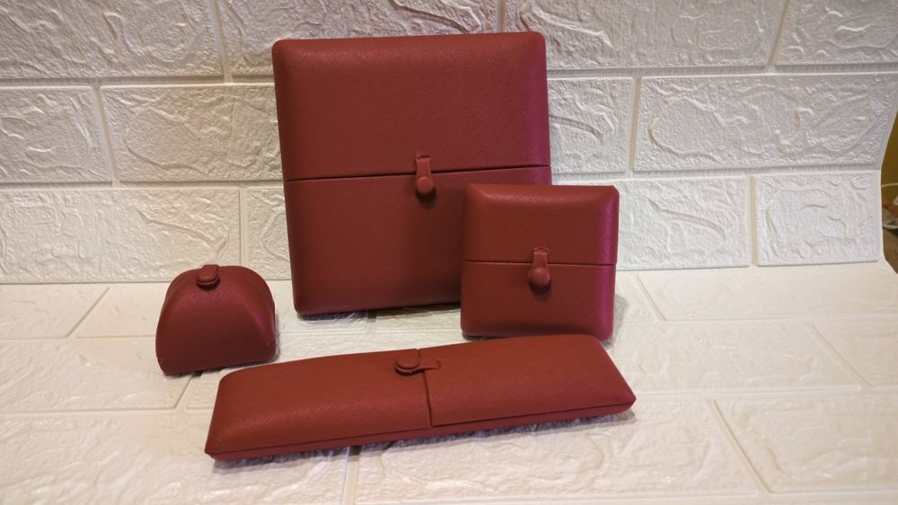 Жёсткая упаковка для ювелирных изделий.