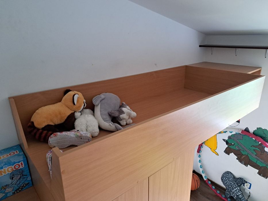 Łóżko piętrowe z szafą i schodkami