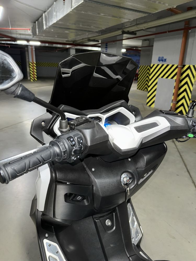 Электромотоцикл  TMAX Like.bike maxi электроскутер
