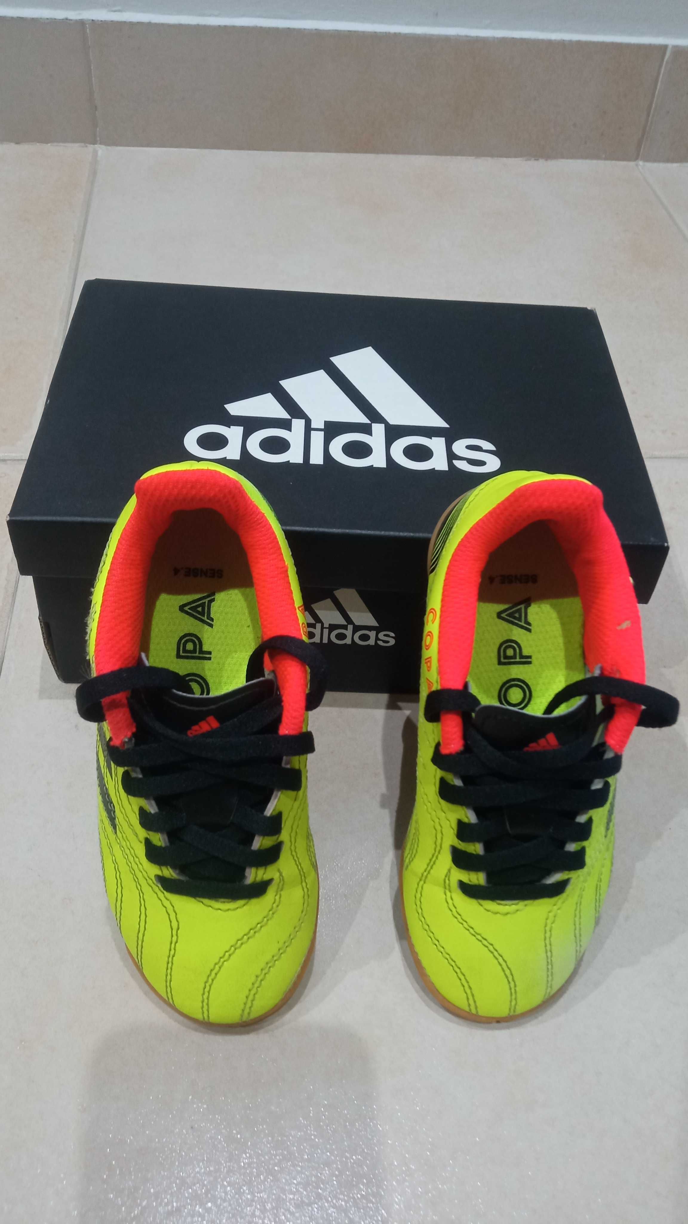 Ténis Adidas tamanho 28