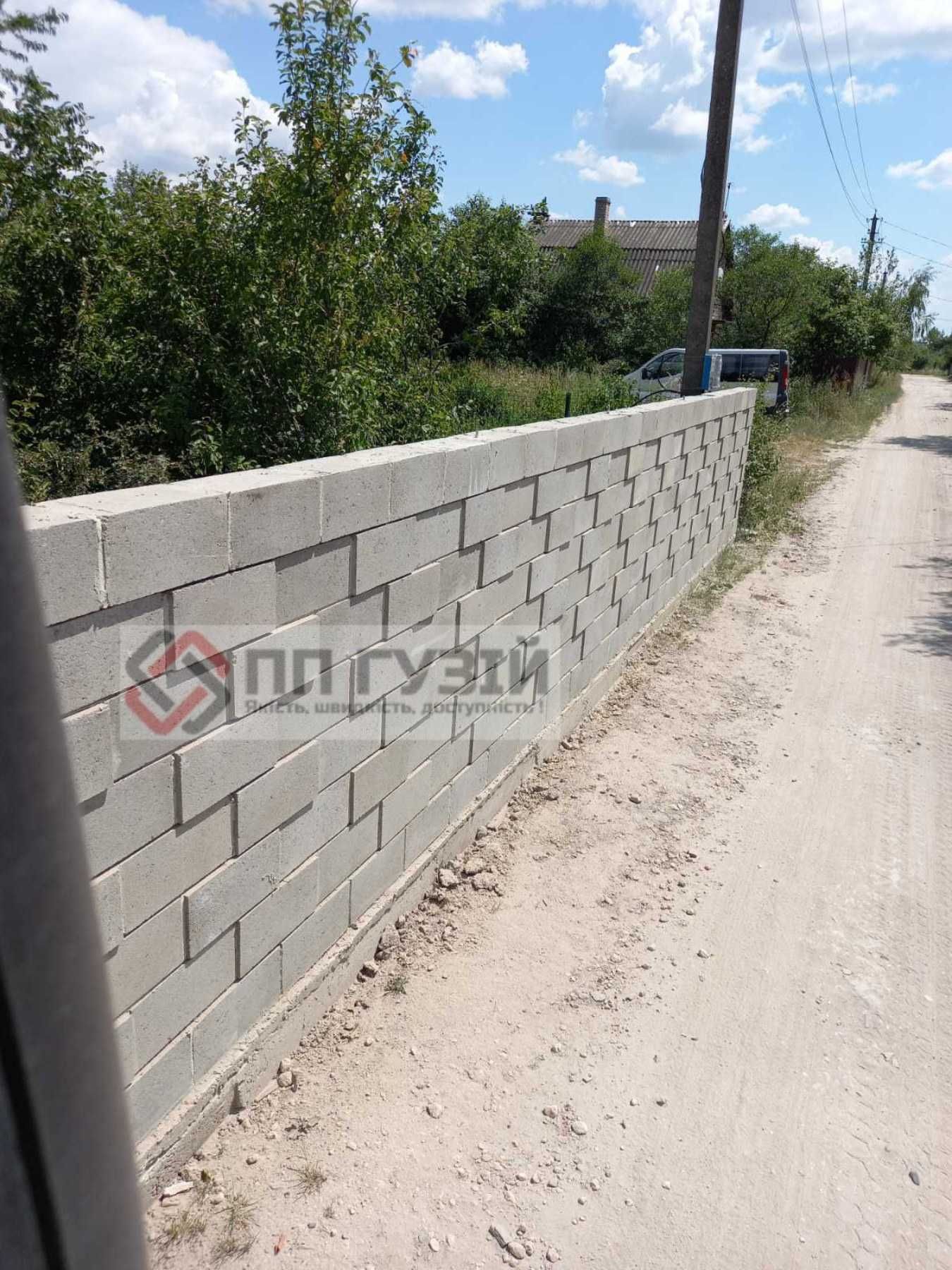 Шлакоблоки - блоки будівельні. Заводське виробництво, чітка геометрія.