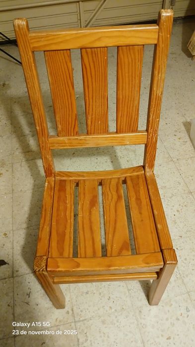 Vendo cadeira em madeira de Pinho