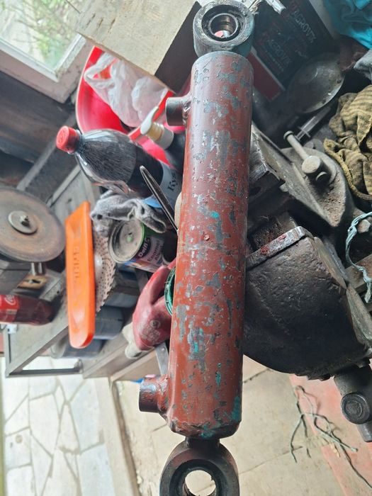 Гідроциліндр до трактора